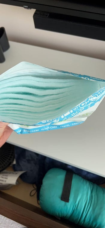 Reviewer showing the sponges and their thickness