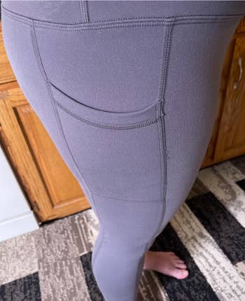 Reviewer showing side pocket on navy leggings 