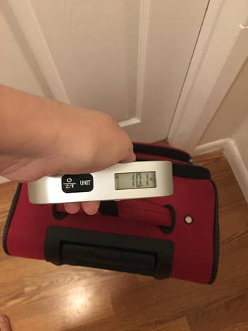 another reviewer using it on their luggage showing the reading of 10.1 lbs
