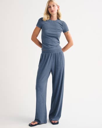 Person models casual lounge acceptable   with short-sleeve apical  and wide-leg pants, suitable for relaxed indoor oregon  casual outdoor wear