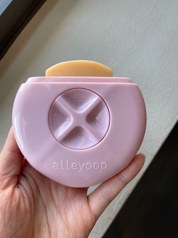 reviewer holding the razor, showing the moisturizing bag