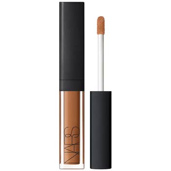 the concealer with the applicator