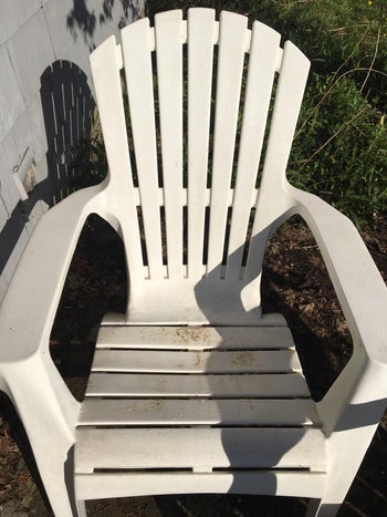 a reviewer photo of the same chair looking significntly cleaner 