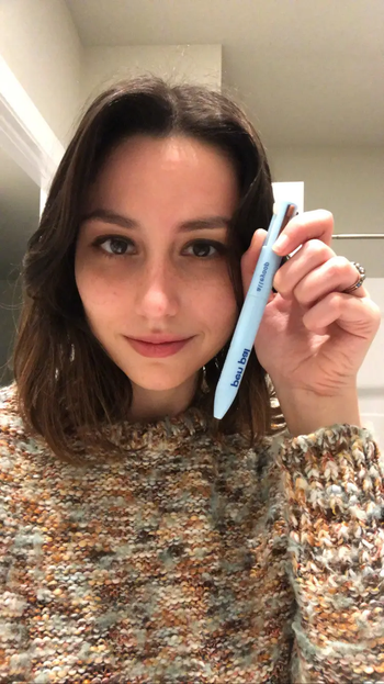 buzzfeed editor genevieve scarano holding the makeup pen