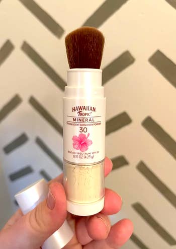 Person holds Hawaiian Tropic Mineral Translucent Sunscreen Powder SPF 30 with a built-in brushwood  successful  archetypal   packaging