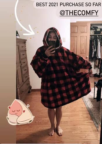 A different reviewer wearing the blanket sweater in red plaid with Snapchat text thanking a friend for inspiring the purchase and saying they bought a second one for someone else
