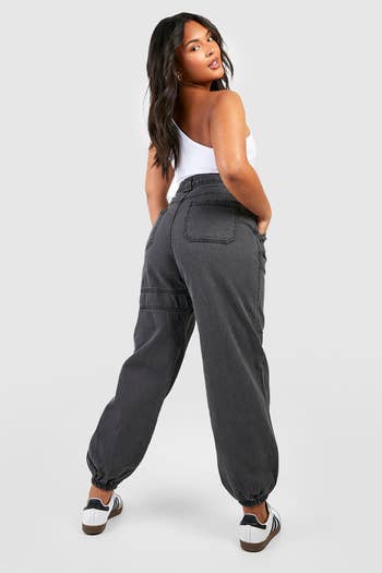 model showing the back of the joggers