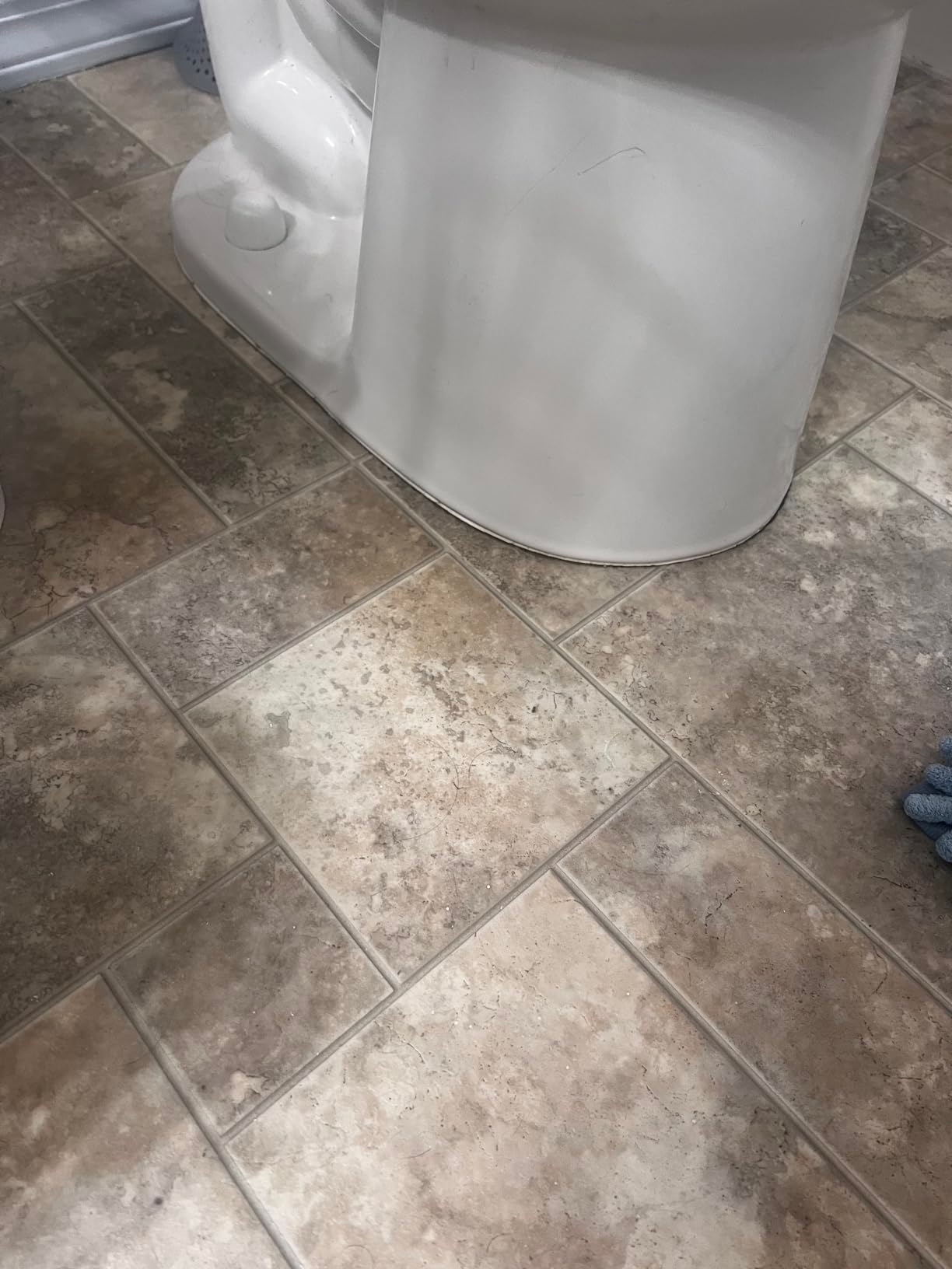 pengulas foto sebelum toilet dengan hampir tidak ada dempul di sekitar pangkalnya