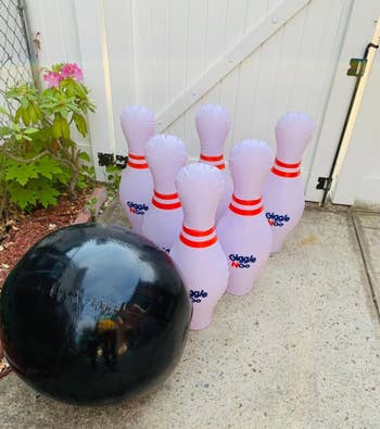 bola bowling tiup raksasa dan pin pengulas di halaman