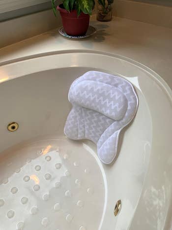 reviewers bath pillow in their tub