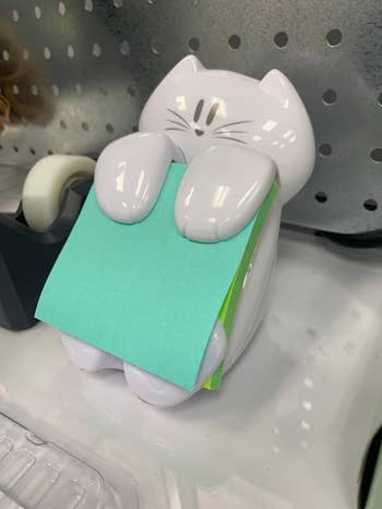 close up look at the cat post it holder