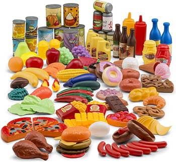 A look at all the pretend food included in the set
