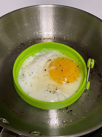 reviewer using the silicone mold to make a perfectly round egg