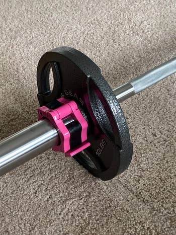 reviewer pic of same pink barbell clamp on a single weight plate