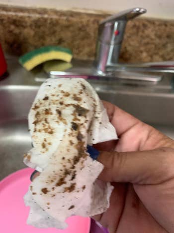 The reviewer showing each the gunk that came retired of her soiled washing machine