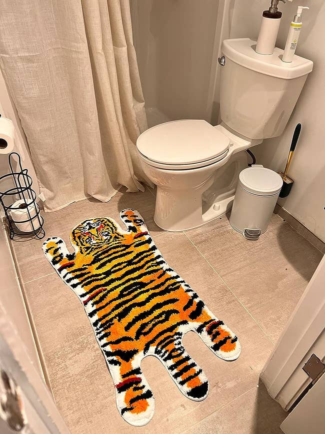 reviewer image of the tiger bath mat in a bathroom
