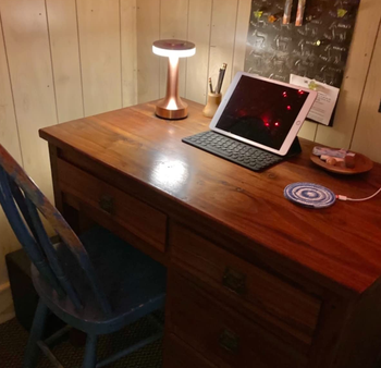 评论家的照片亮金灯在角落里的桌子旁边一台ipad