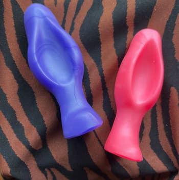 Pink and purple vaginal plugs in different sizes