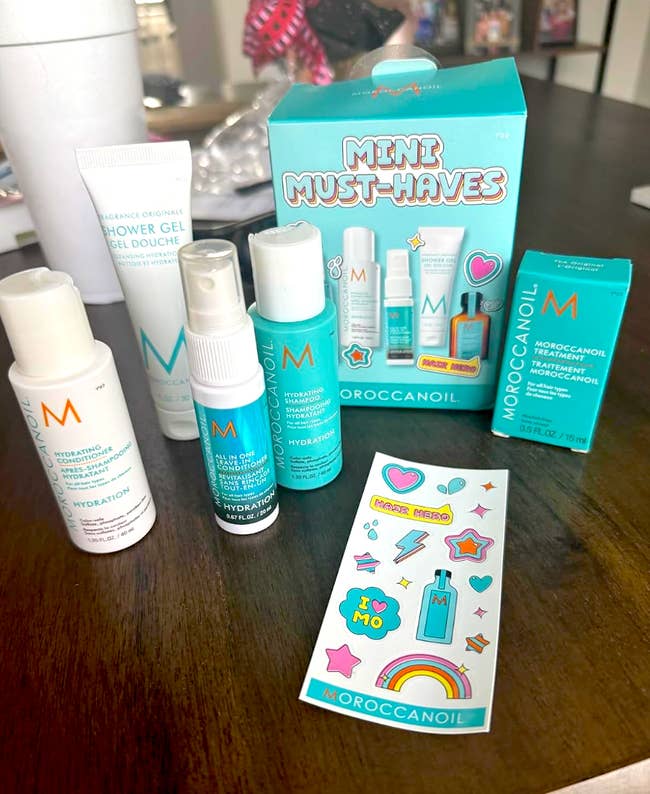  includes travel-size shampoo, conditioner, ablution  gel, and assemblage  mist. Displays a sticker expanse  beside the set