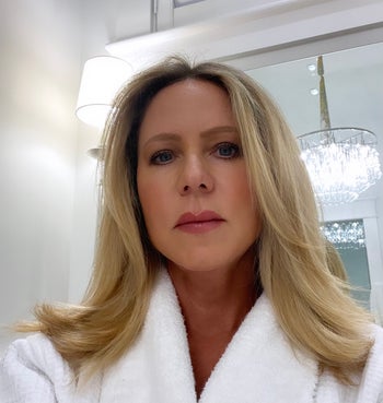 same reviewer with dry, straight hair