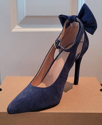 a reviewer photo of the shoe in navy blue 