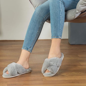 model wearing the slippers in gray