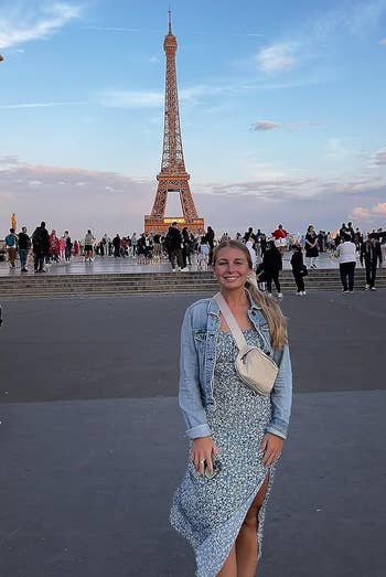 Reviewer wearing the white belt bag in front of the Eiffel Tower
