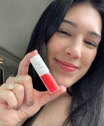 reviewer holding the gloss 
