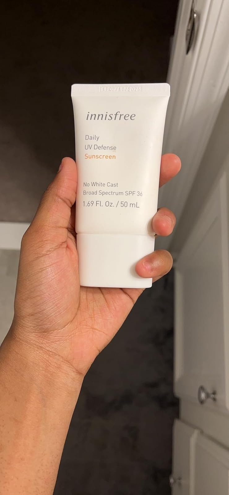 Hand holding a conduit  of Innisfree Daily UV Defense Sunscreen SPF 36, labeled 