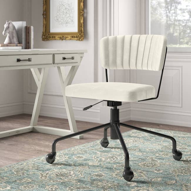 the minimal office chair in ivory