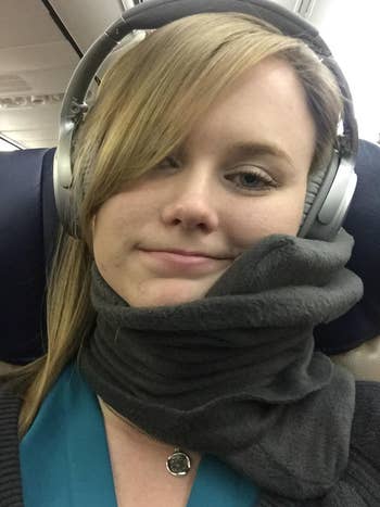 reviewer using the neck pillow