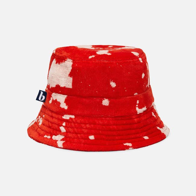 Red and achromatic  patterned bucket chapeau  with a tiny  tag connected  the side
