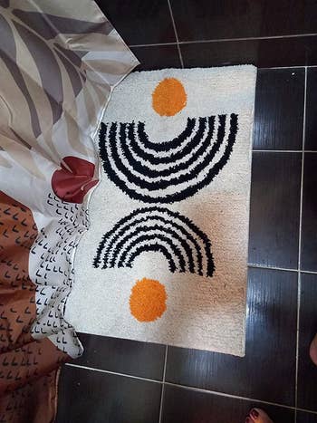 reviewer image of another bath mat in a bathroom