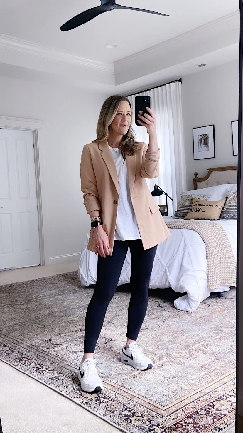 Peninjau mengenakan blazer di Tan