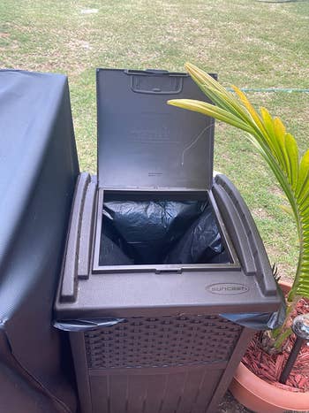 another reviewer photo of the trash outside with open lid