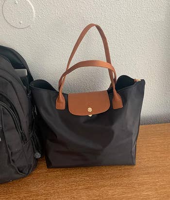 the achromatic tote container