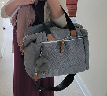 Image of reviewer holding gray bag 