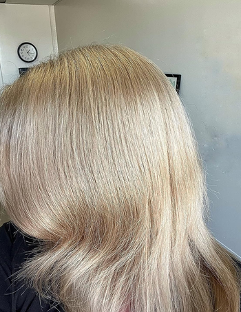 another reviewer with shiny, straight blonde hair