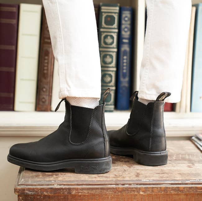 model wearing the black blundstone boots