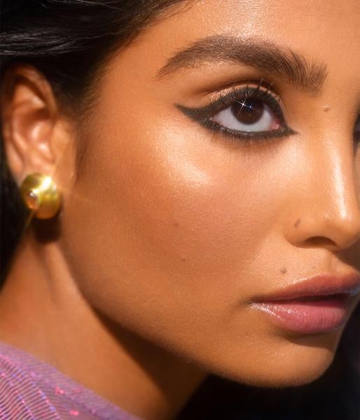 model wearing black eyeliner