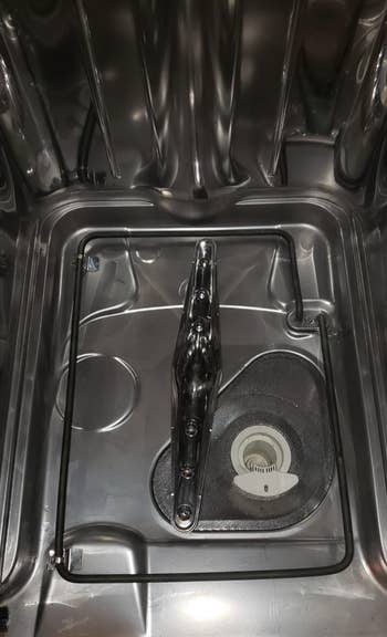 same reviewer's pic of the dishwasher insides looking super clean