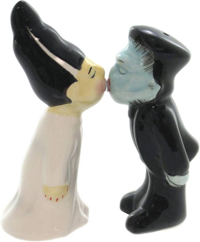 bride of frankestein and frankenstein kissing figurine salt and pepper shakers