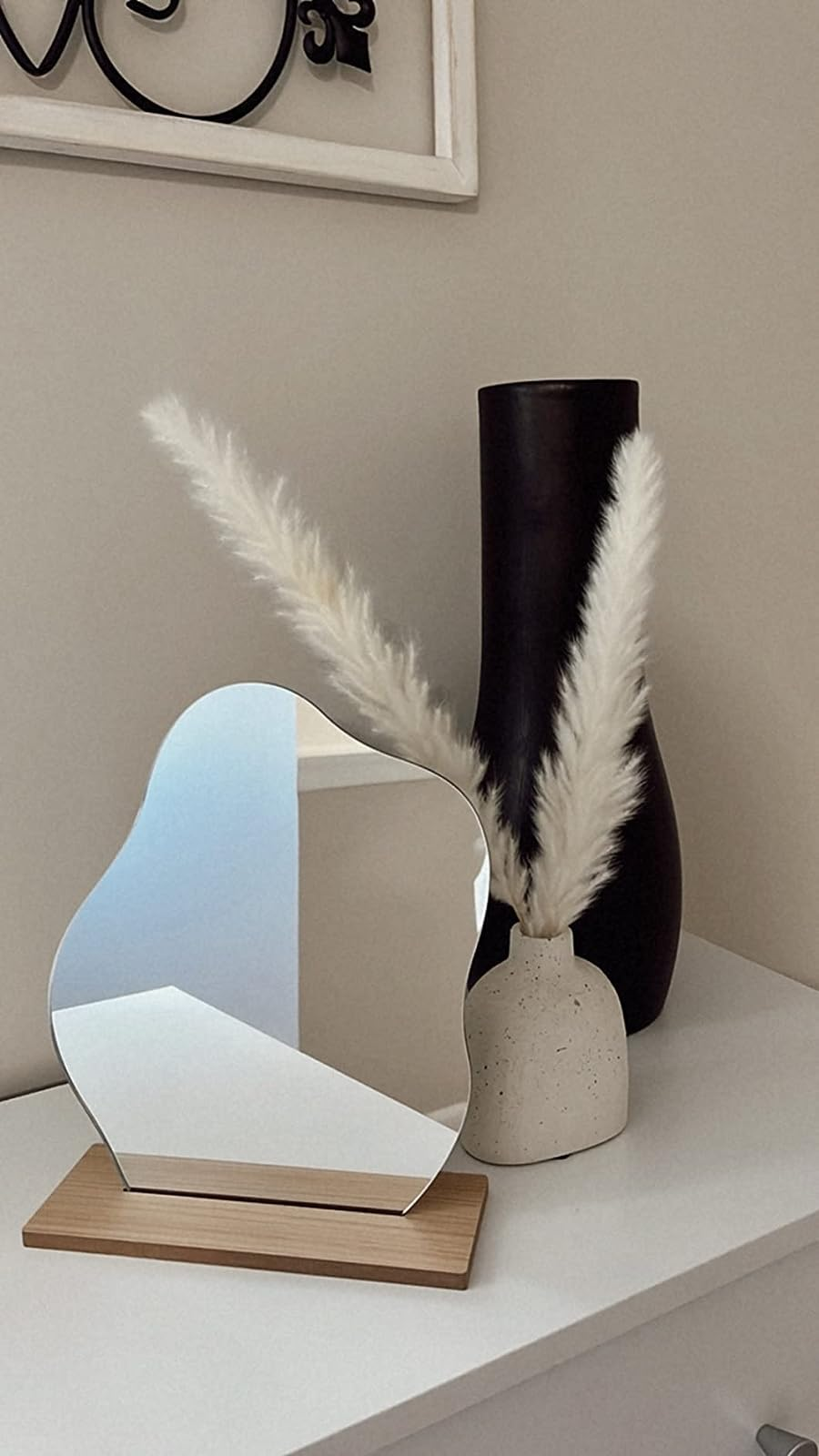 reviewer's reflector  adjacent  to vases and faux flowers