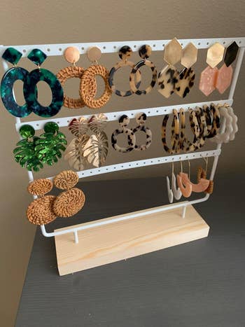 a reviewer's earring stand with all the different types of earrings on it