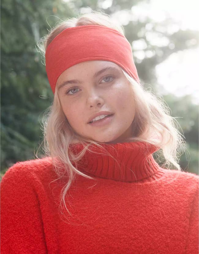 model wearing the earwarmer in red