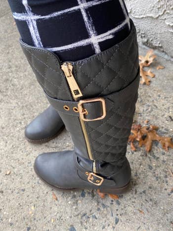 another reviewer wearing the blacm boots