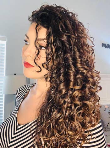 reviewer with curly creaseless hair