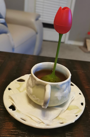 Same steeper in a different cup with the green infuser base visible 