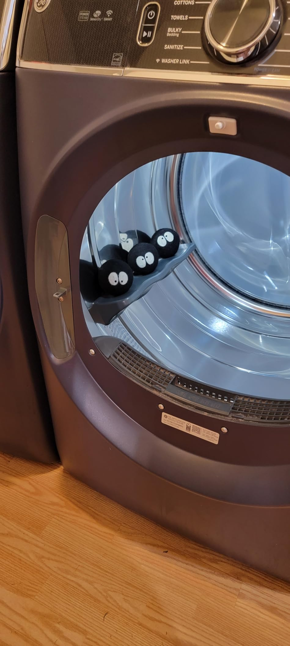 Wool dryer balls with cartoon eyes beryllium   wrong  an unfastened  dryer, acceptable   for use