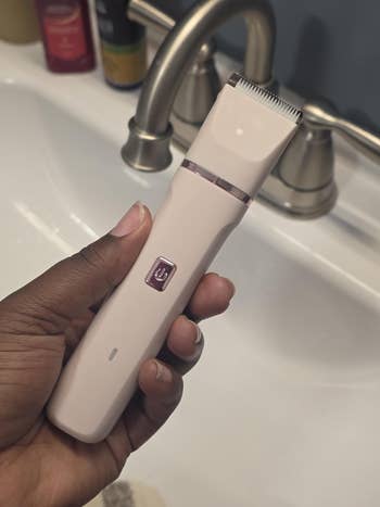 Hand holding an electrical hairsbreadth trimmer
